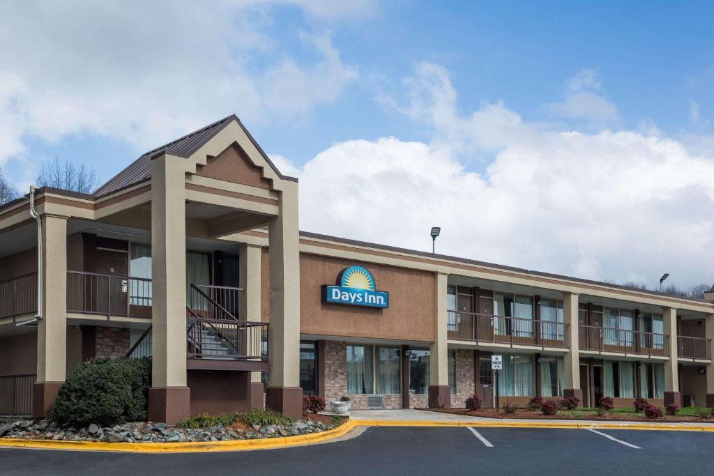 Days Inn by Wyndham Charlotte Airport North Main image 1